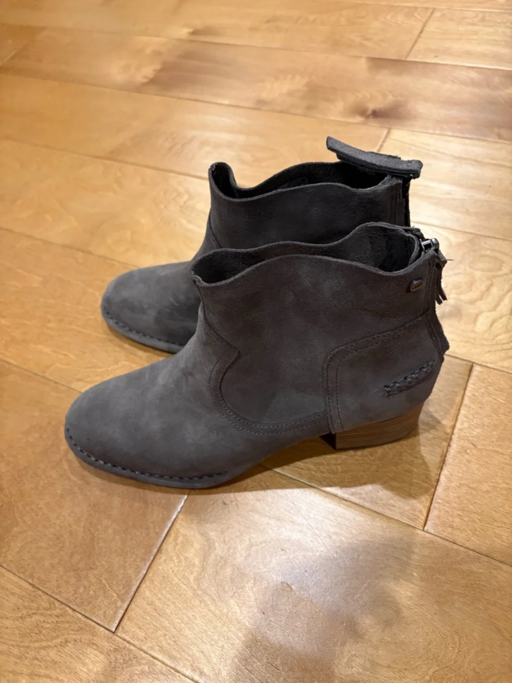 UGG Women's Bandara Ankle Boot suede taupe sz 7.5 new without tag